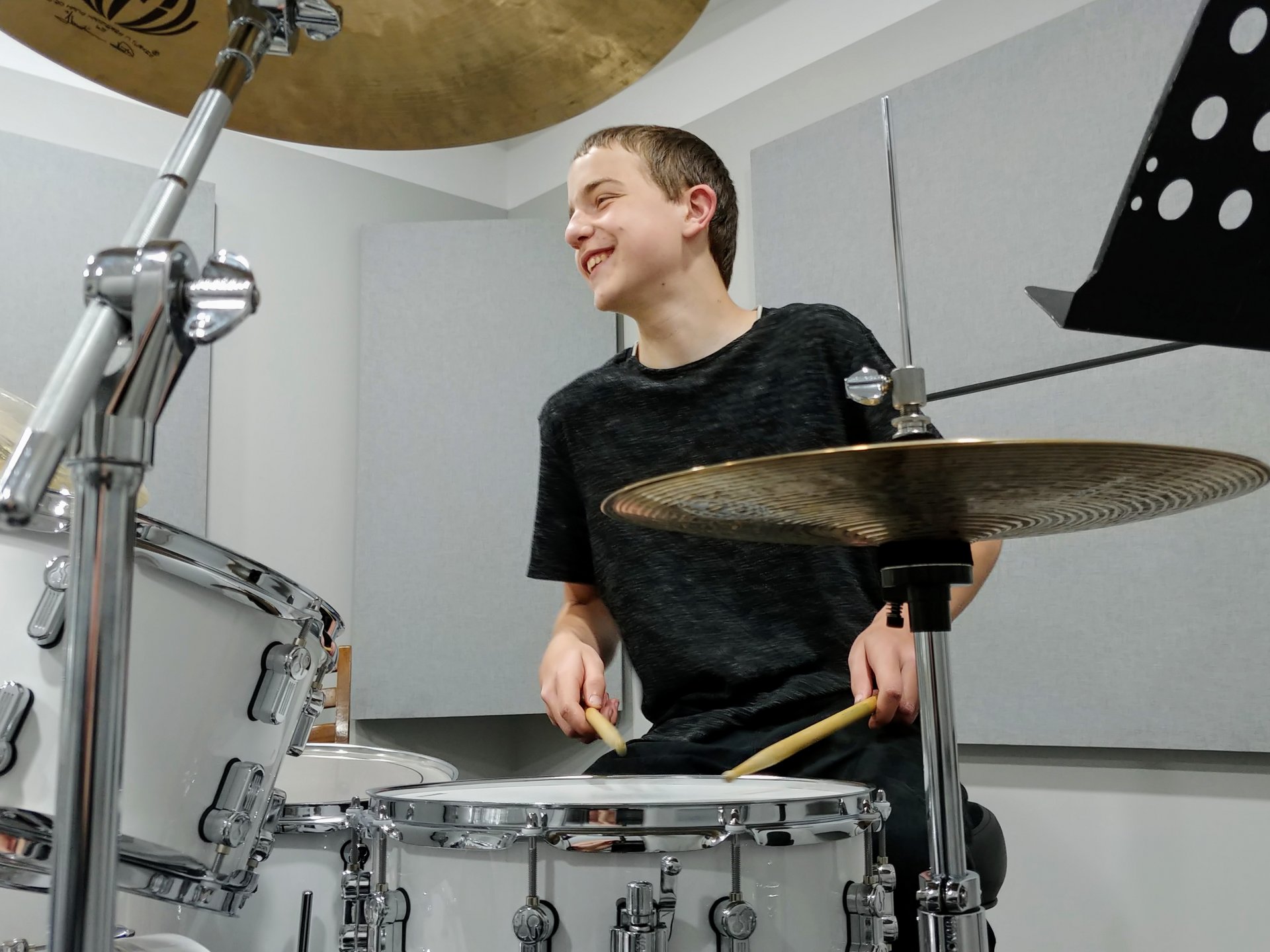 Wesley heeft drumles in studio 2 op het witte drumstel.