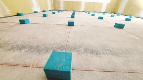 We zijn begonnen met het leggen van onze Floating floor. Dit is een speciale vloer die op foamblokjes komt te leggen. Dit zorgt ervoor dat de studio optimaal het geluid isoleert.