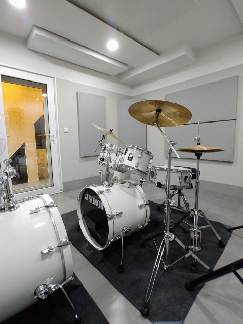 Een wit Drumstel in drumstudio 2